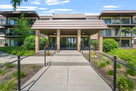 $330,000 | 205 Barry Avenue South, Unit 117, Wayzata, MN 55391