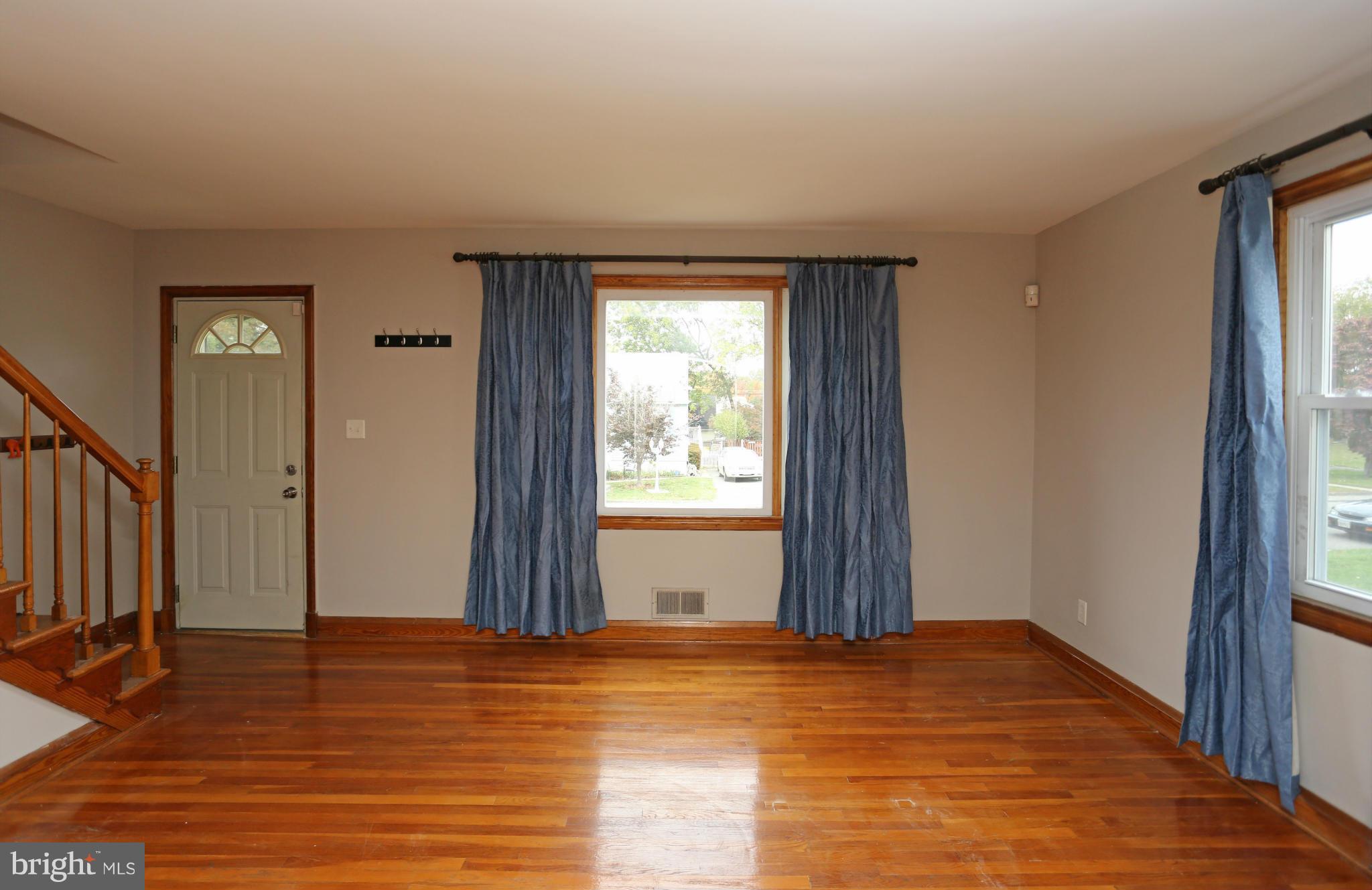 525 Cleveland Road Linthicum Heights, MD 21090 - Photo 2 of 25 Living Room
