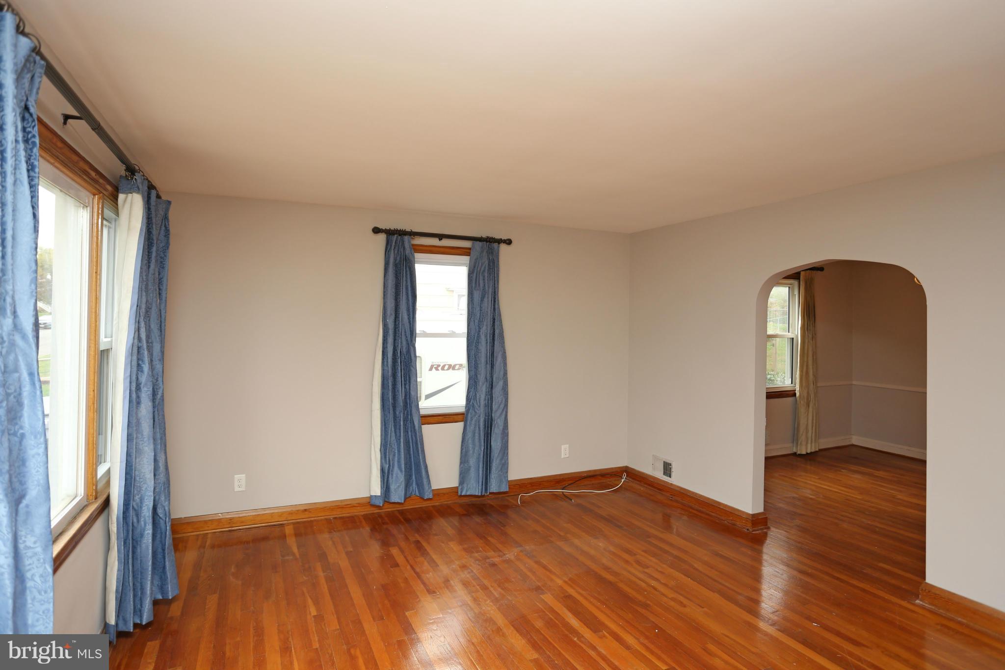 525 Cleveland Road Linthicum Heights, MD 21090 - Photo 3 of 25 Living Room