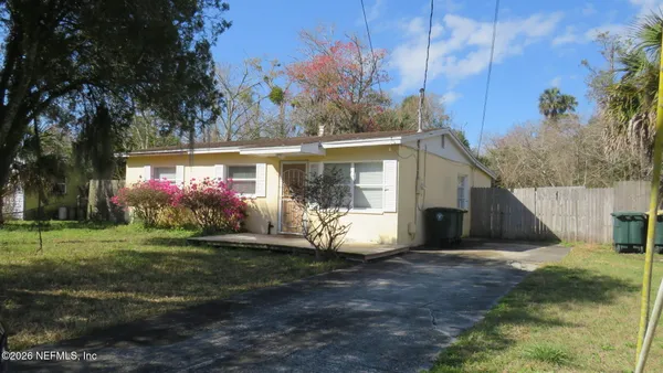 a view of a house with backyard
