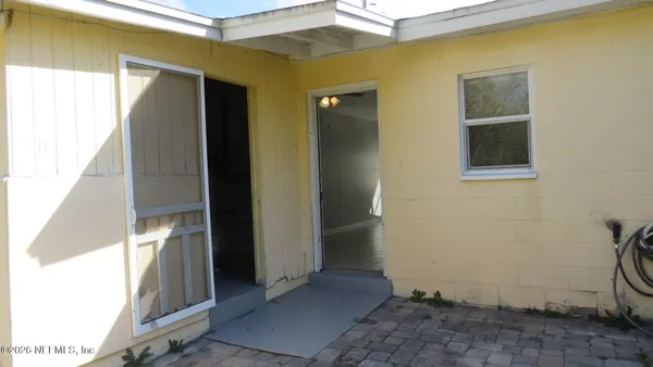 a view of a back yard