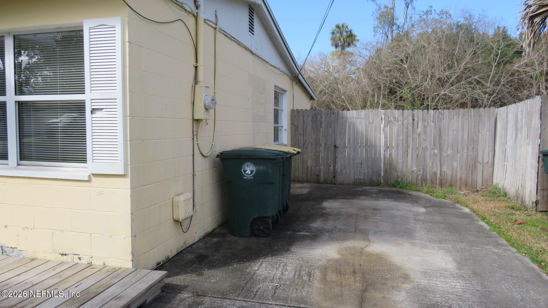 3412 Brockway Road Jacksonville, FL 32250 - Photo 4 of 16 a backyard of a house