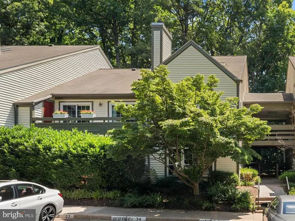 $2,600 | 2221 Lovedale Lane, Unit I, Reston, VA 20191