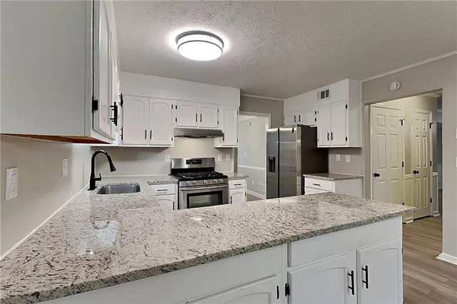 $2,925 | 9880 Lake Forest Way, Roswell, GA 30076