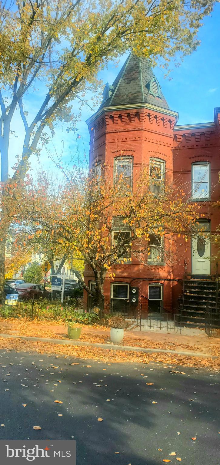 200 10th Street Southeast Washington, DC 20003 - Photo 3 of 34 Gallery Image 3