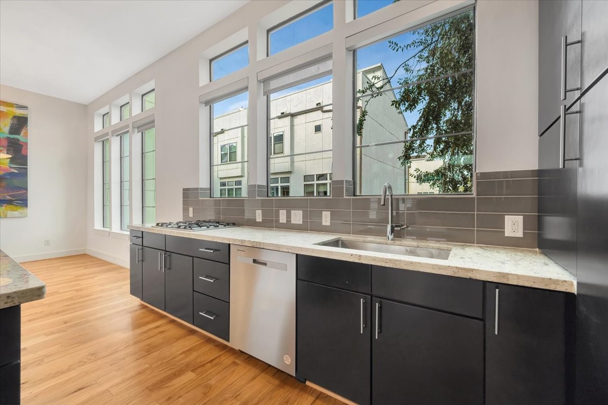 2104 Colorado Street Houston, TX 77007 - Photo 11 of 34 Cooktop and Sink