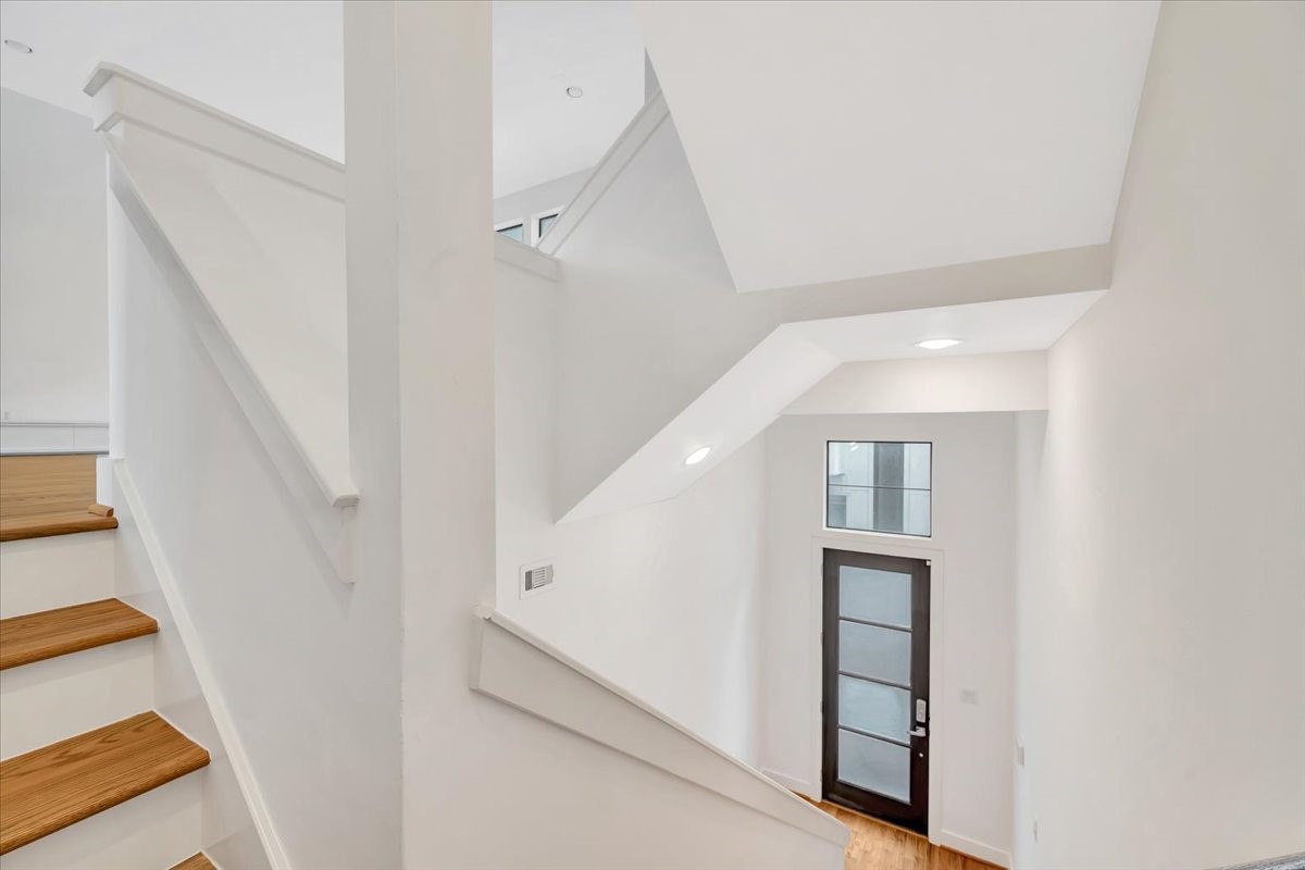 2104 Colorado Street Houston, TX 77007 - Photo 15 of 34 Front Entry