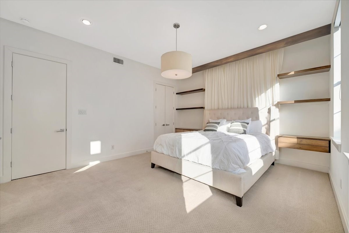 2104 Colorado Street Houston, TX 77007 - Photo 17 of 34 Primary Bedroom