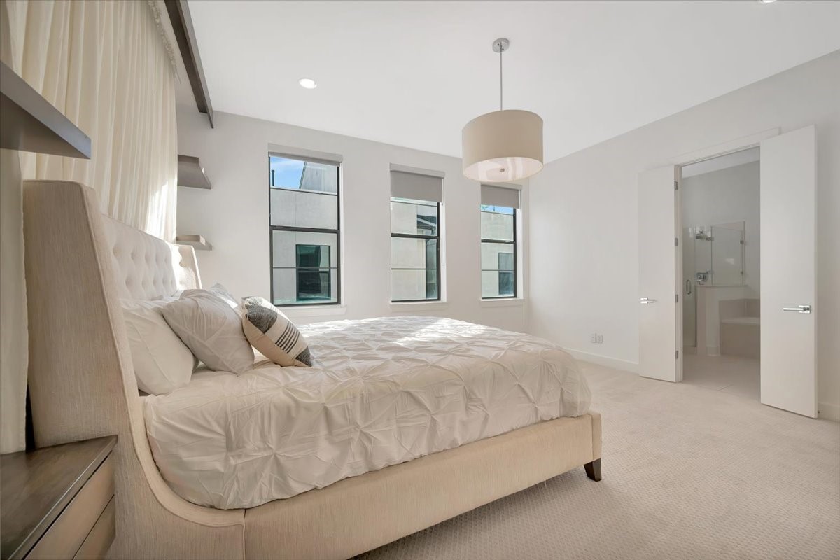 2104 Colorado Street Houston, TX 77007 - Photo 18 of 34 Primary Bedroom