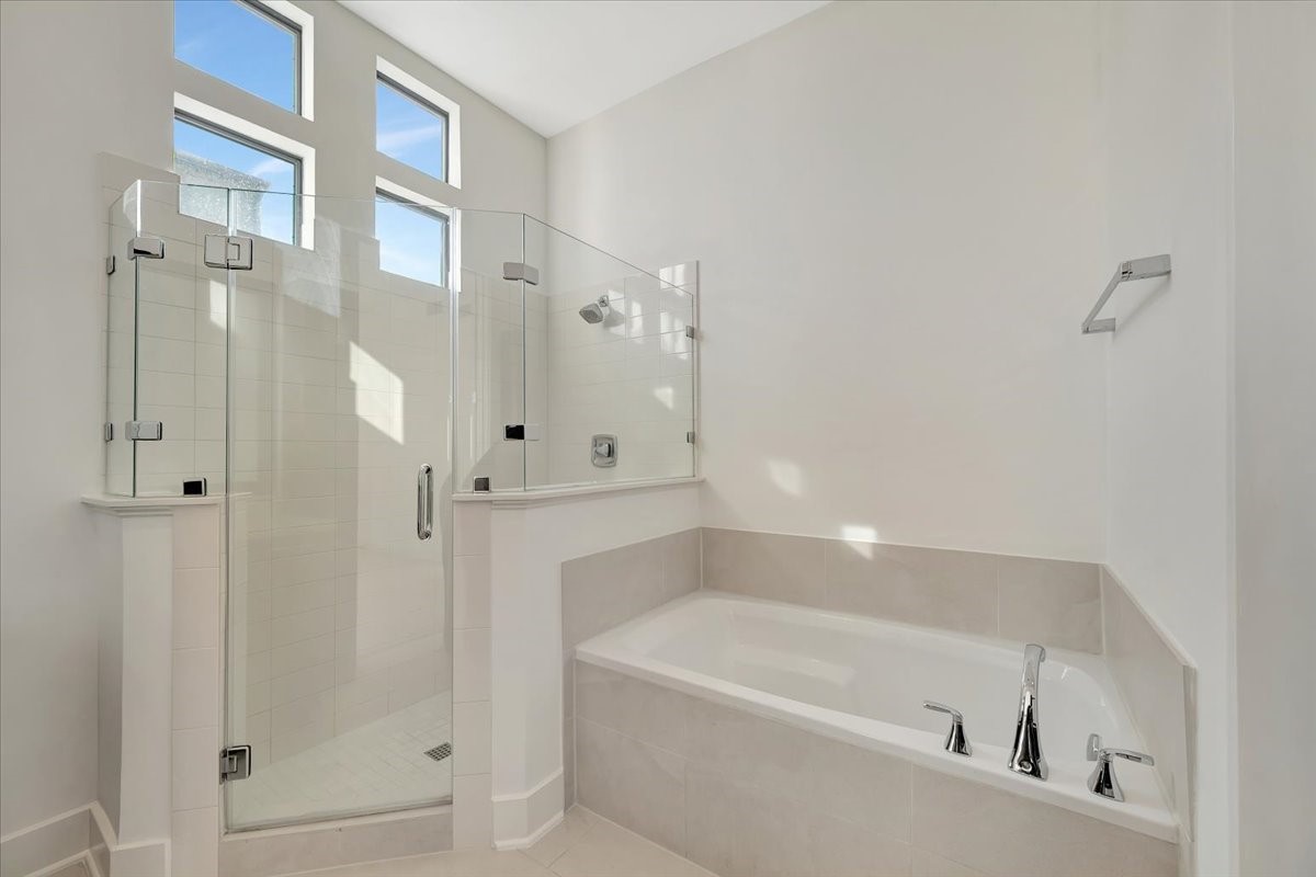 2104 Colorado Street Houston, TX 77007 - Photo 20 of 34 Primary Bath