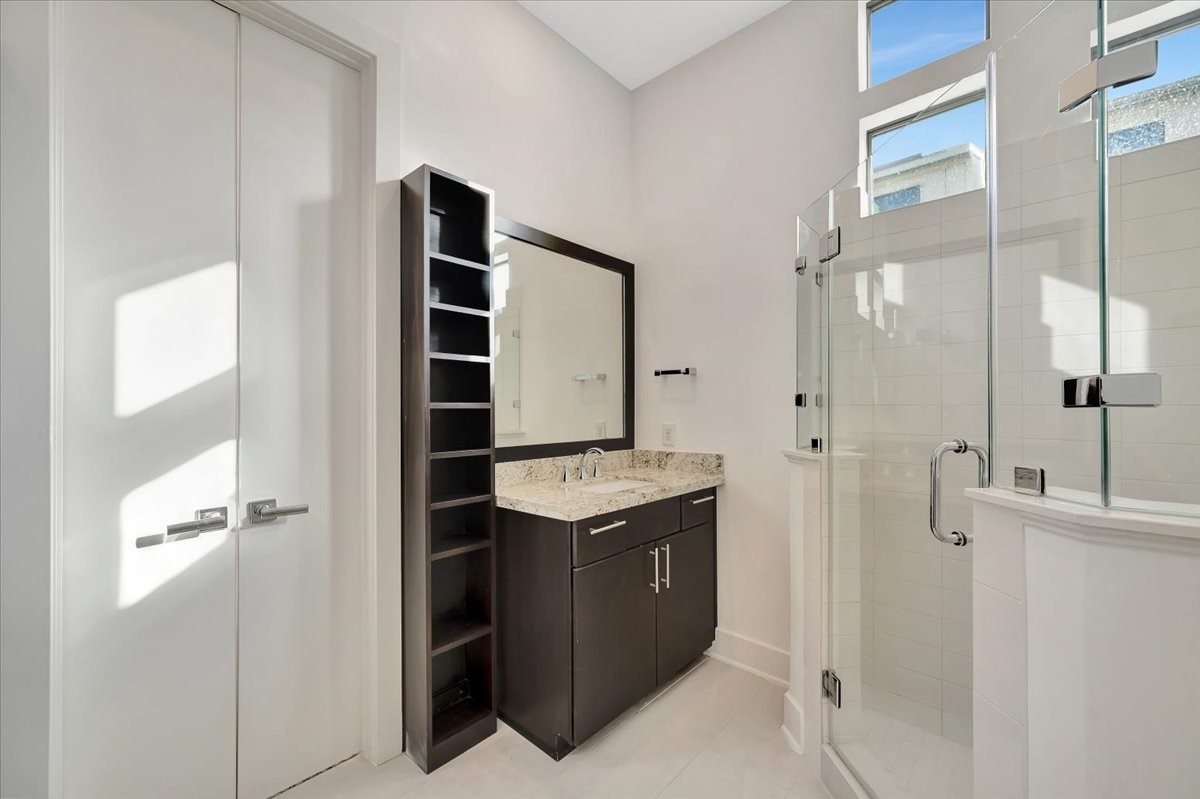 2104 Colorado Street Houston, TX 77007 - Photo 21 of 34 Primary Vanity right