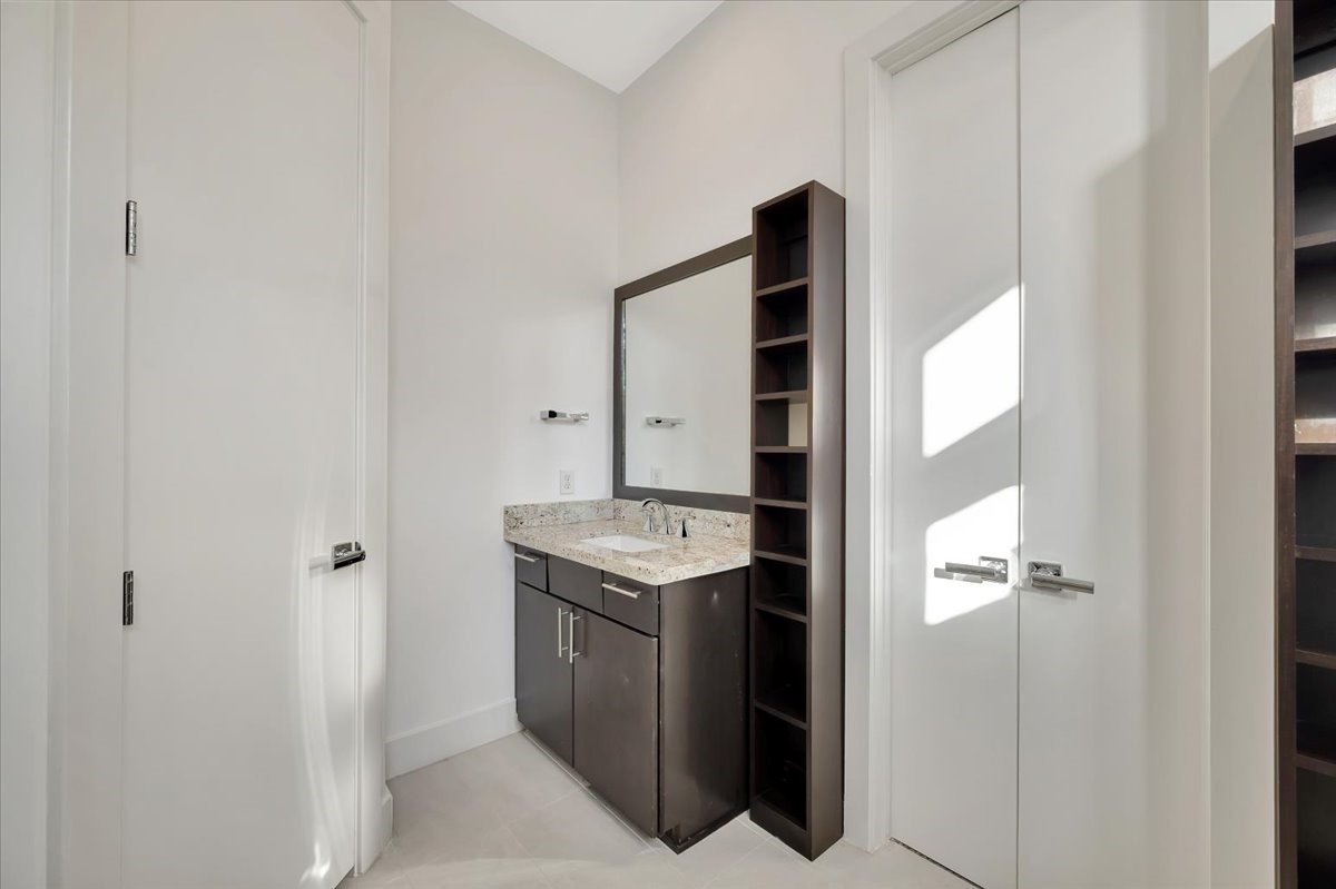 2104 Colorado Street Houston, TX 77007 - Photo 22 of 34 Primary vanity left