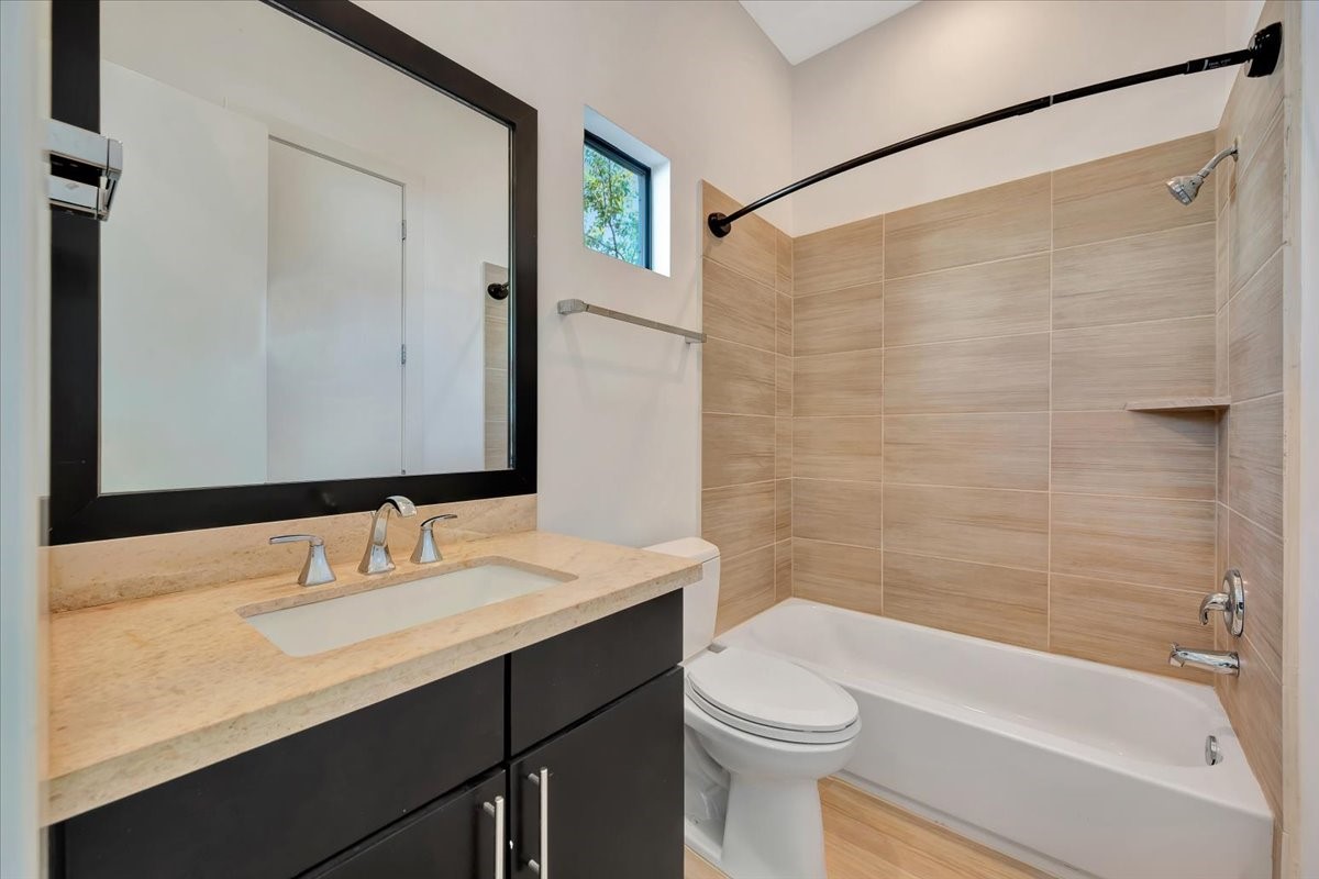 2104 Colorado Street Houston, TX 77007 - Photo 24 of 34 En Suite Bath 3rd floor bedroom