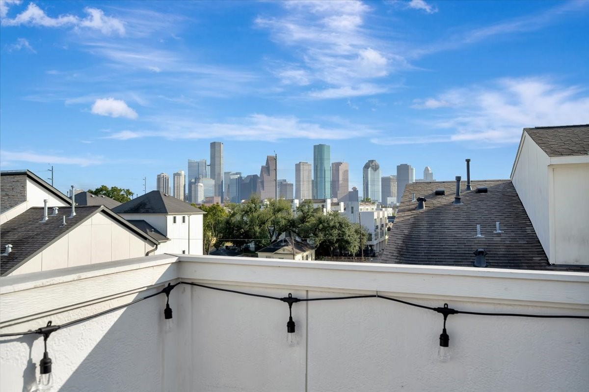 2104 Colorado Street Houston, TX 77007 - Photo 29 of 34 Rooftop view of skyline