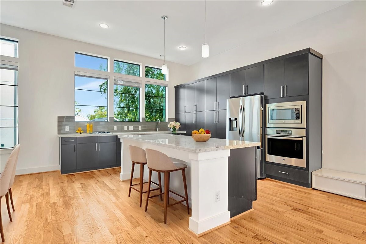 2104 Colorado Street Houston, TX 77007 - Photo 3 of 34 Kitchen