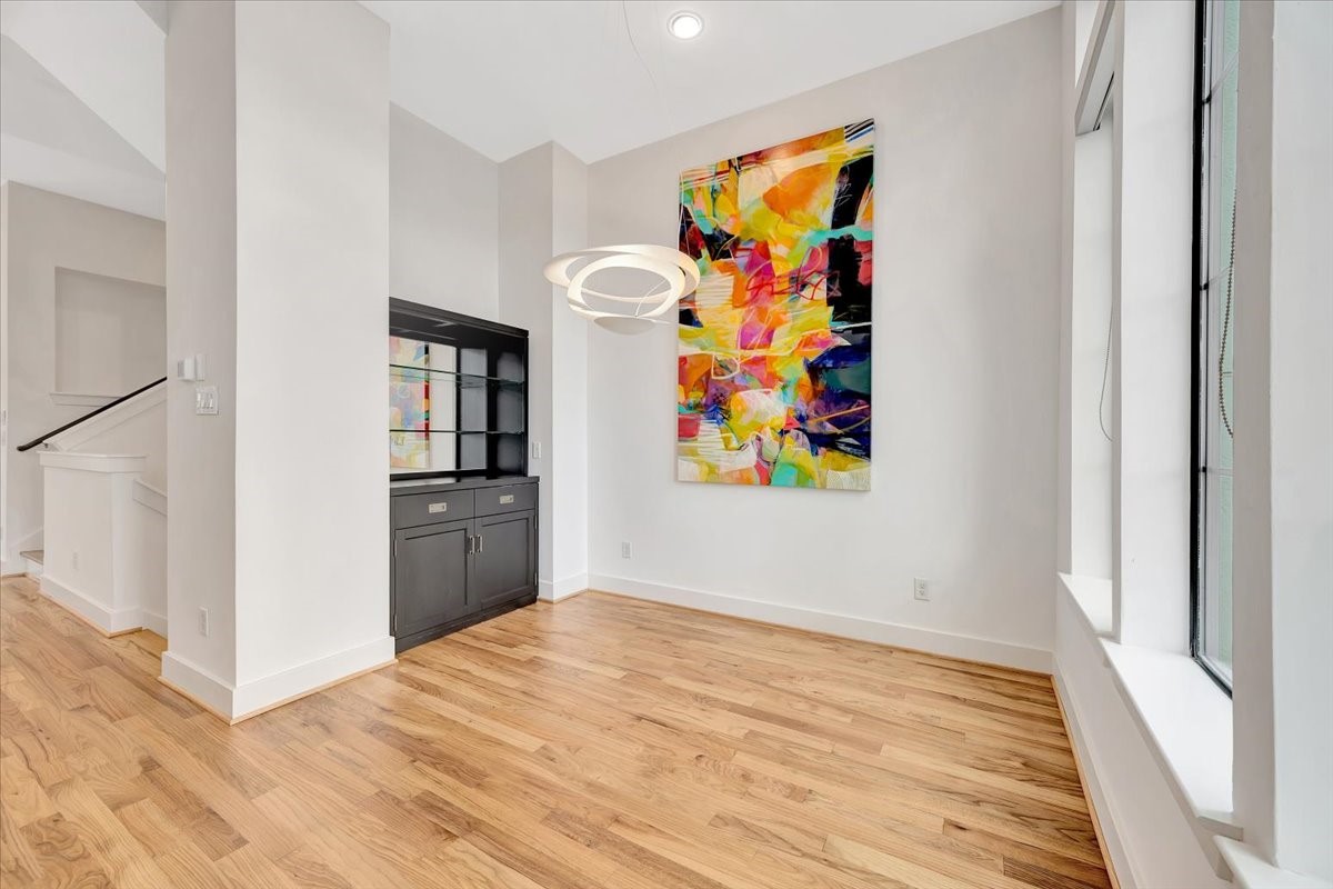 2104 Colorado Street Houston, TX 77007 - Photo 7 of 34 Dining Area/Bar