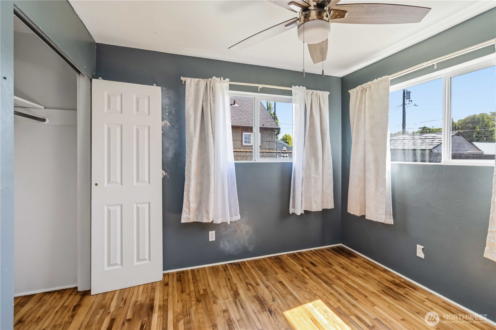 356 28th Avenue Longview, WA 98632 - Photo 15 of 24 a bedroom with a bed and a window