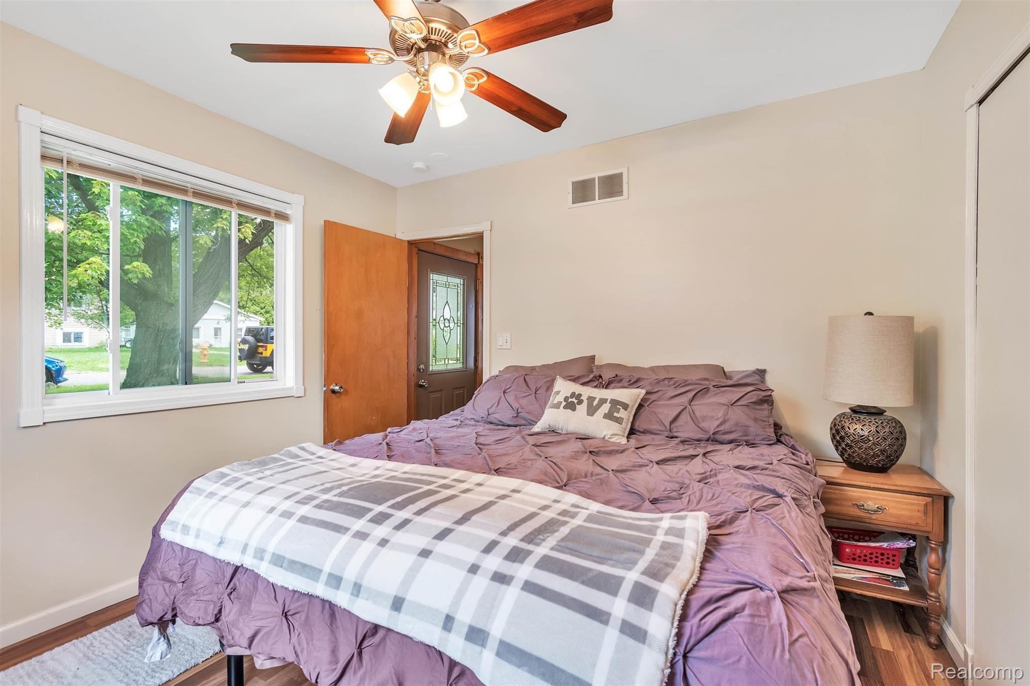 3859 Mapleleaf Road Waterford, MI 48328 - Photo 18 of 39 21-3859 Mapleleaf-WindowStill-Real-.jpg