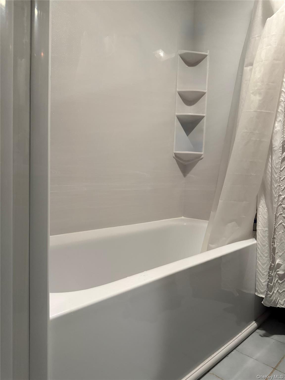 1015 Harding Park Bronx, NY 10473 - Photo 7 of 13 a bathroom with bathtub