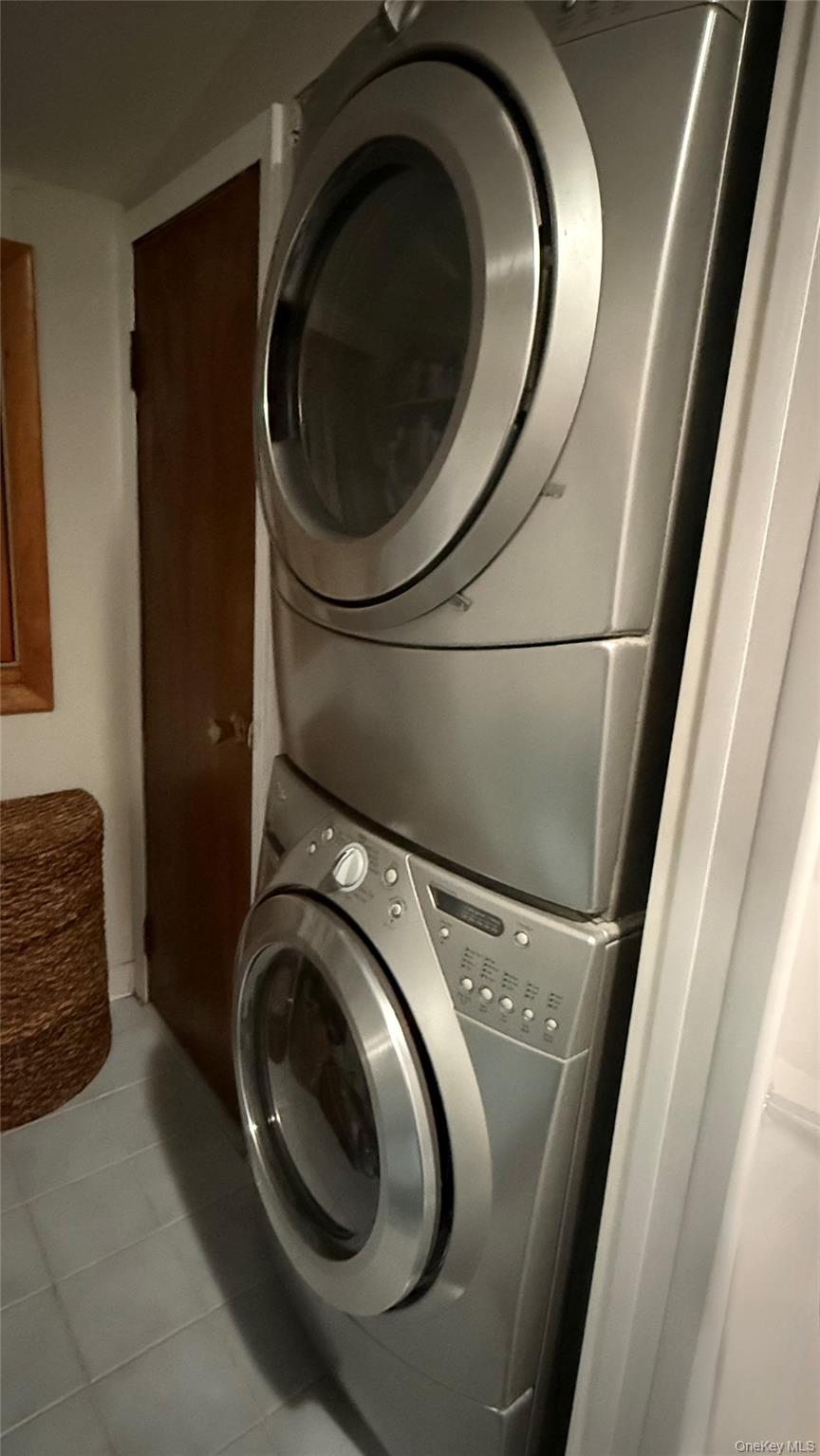 1015 Harding Park Bronx, NY 10473 - Photo 9 of 13 a utility room with dryer and washer