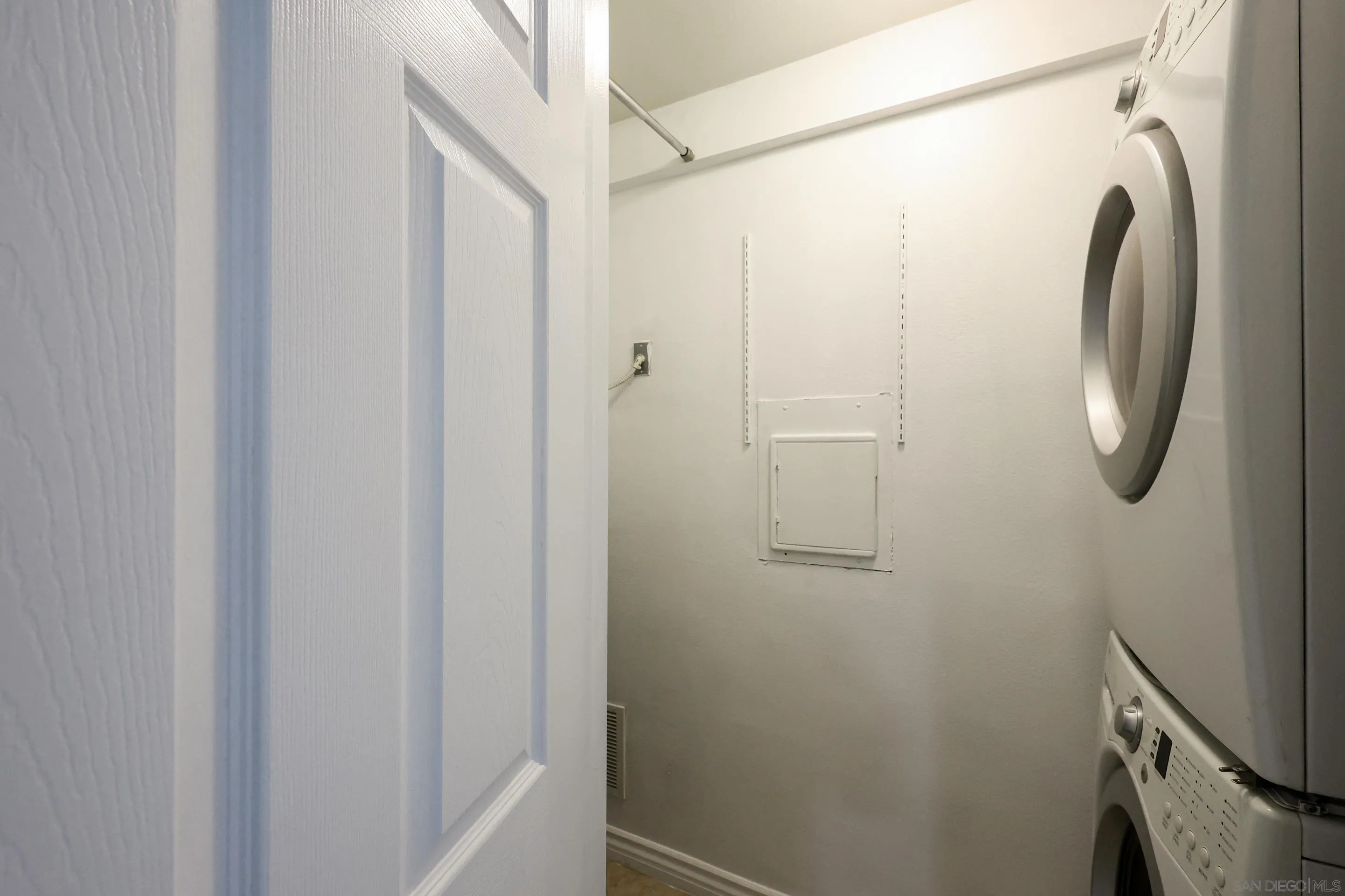 9949 Erma Road, Unit 203 San Diego, CA 92131 - Photo 34 of 43 a bathroom with a shower and mirror