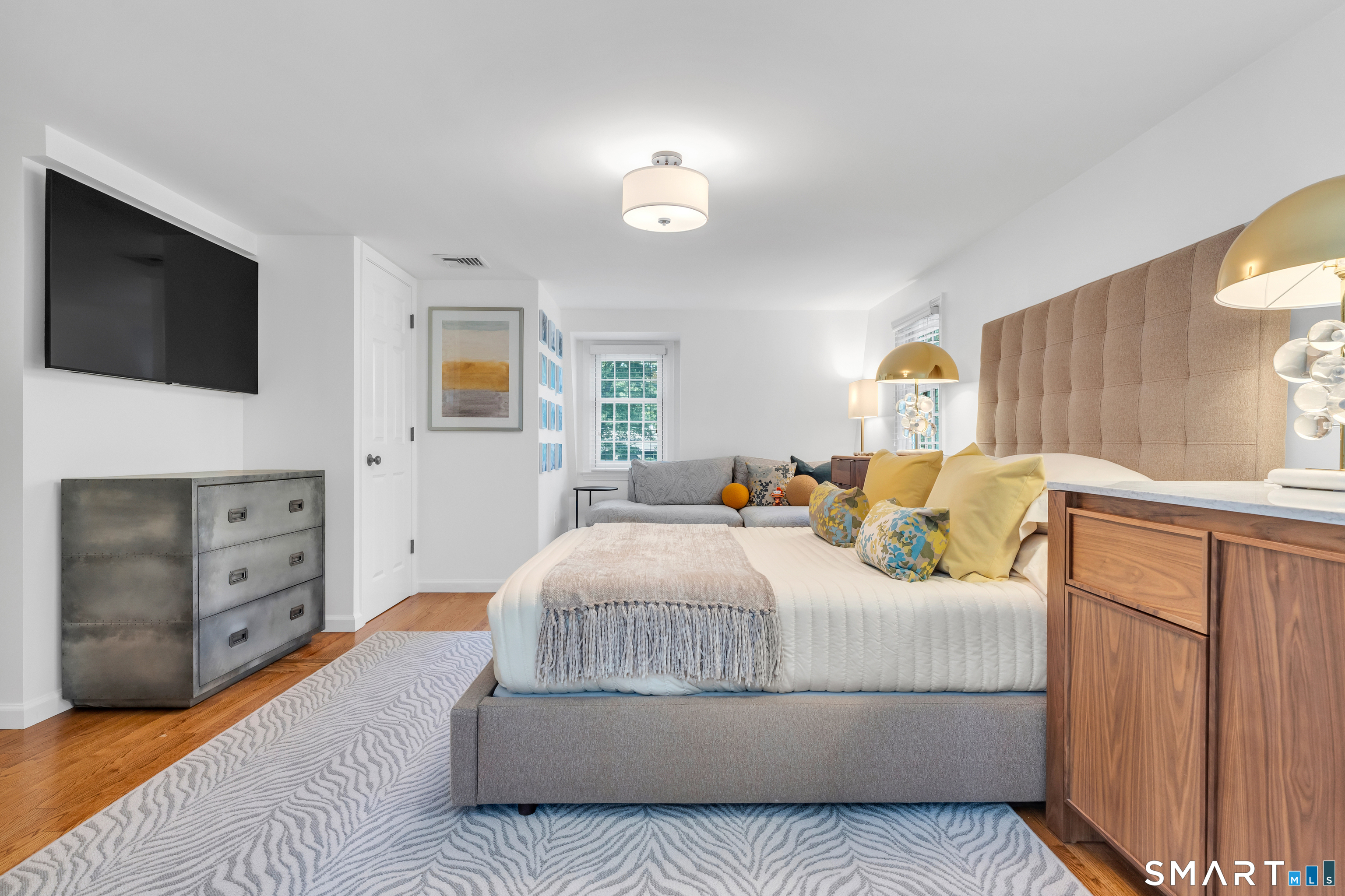 33 River Edge Farms Road Madison, CT 06443 - Photo 21 of 40 A peaceful retreat with generous proportions, a spacious walk-in closet, and a beautifully appointed en-suite bath.