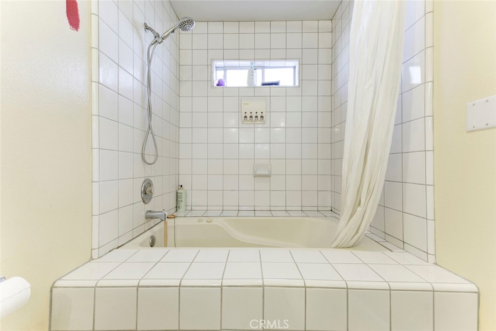 942 Oleander Street Brea, CA 92821 - Photo 18 of 28 Primary tub