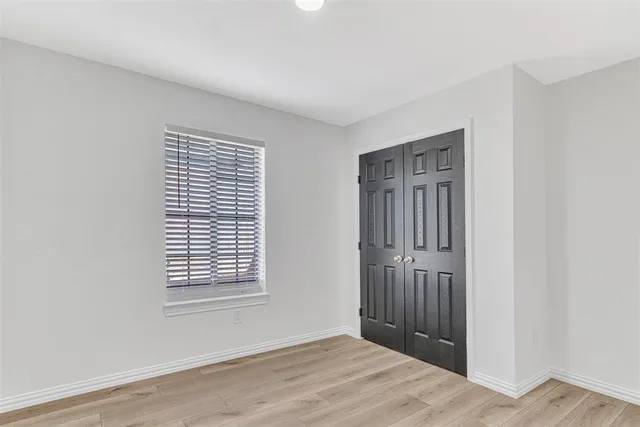 a view of a livingroom with a workspace