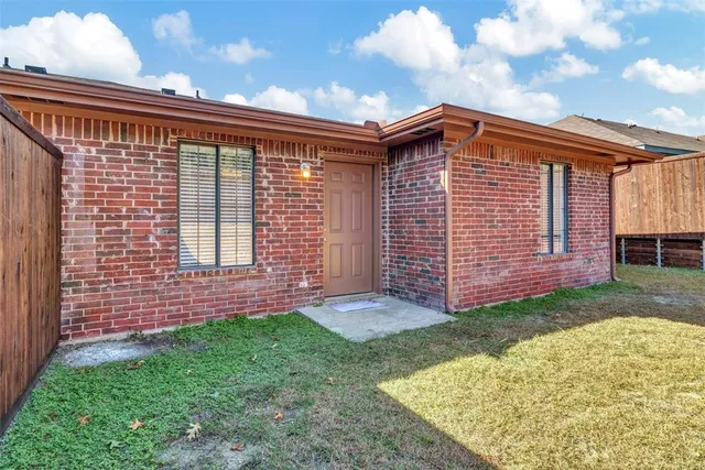 a view of backyard with a garden