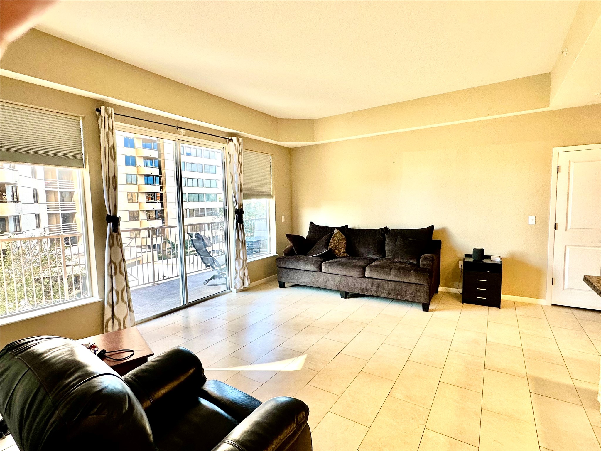 3505 Sage Road, Unit 406 Houston, TX 77056 - Photo 5 of 23 a living room with furniture and a flat screen tv