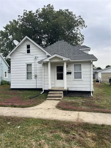 $89,900 | 1012 North Main Street, St. Elmo, IL 62458