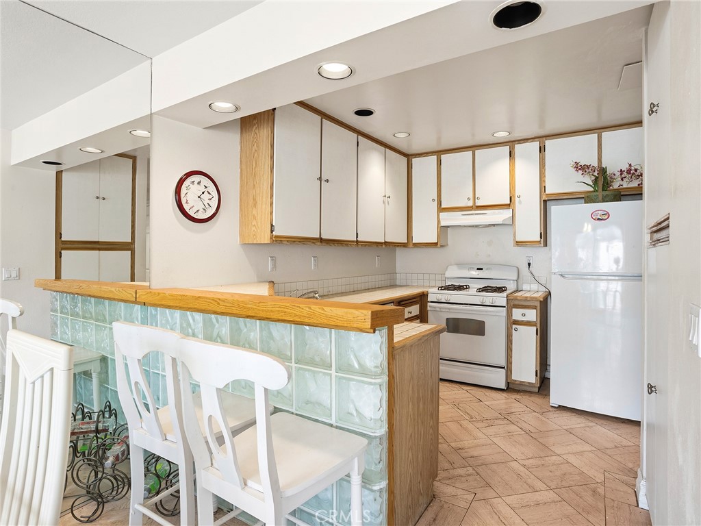 4261 Las Virgenes Road, Unit 5 Calabasas, CA 91302 - Photo 3 of 40 Kitchen