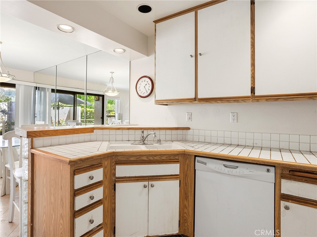 4261 Las Virgenes Road, Unit 5 Calabasas, CA 91302 - Photo 4 of 40 Kitchen