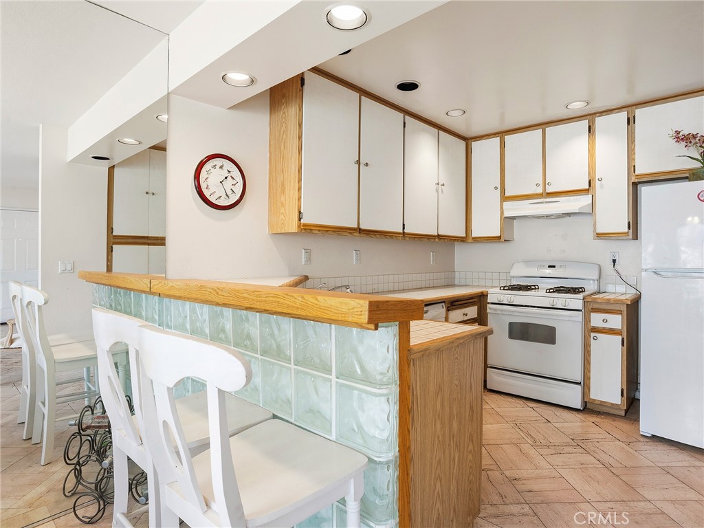 4261 Las Virgenes Road, Unit 5 Calabasas, CA 91302 - Photo 6 of 40 Kitchen