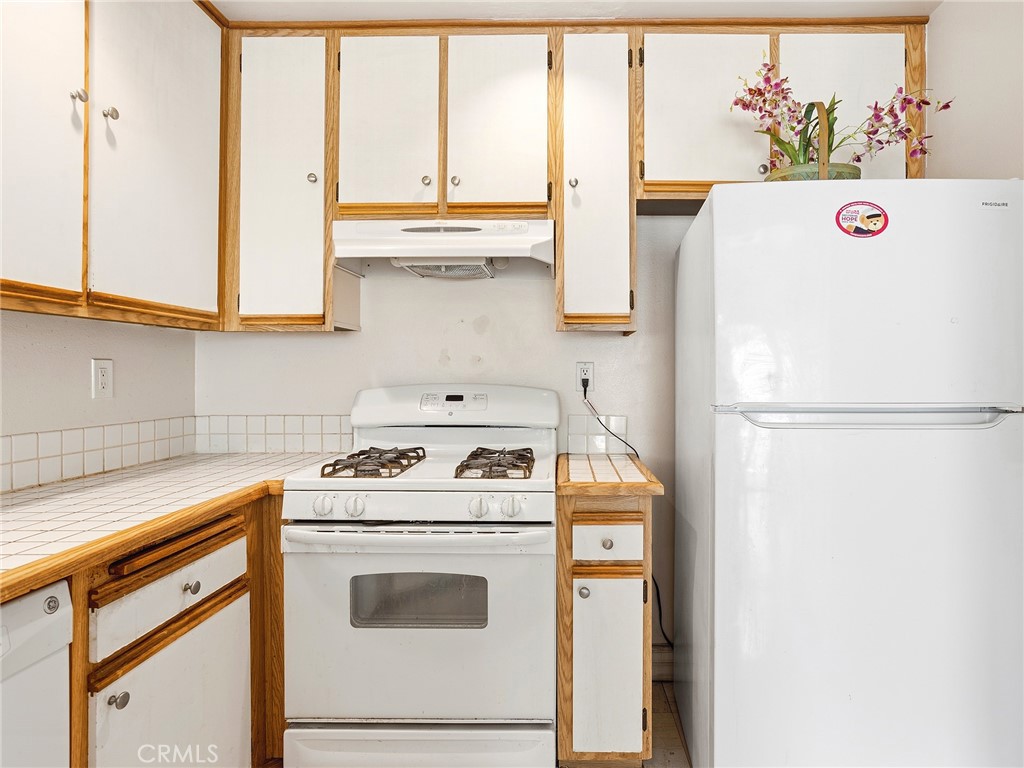 4261 Las Virgenes Road, Unit 5 Calabasas, CA 91302 - Photo 7 of 40 Kitchen