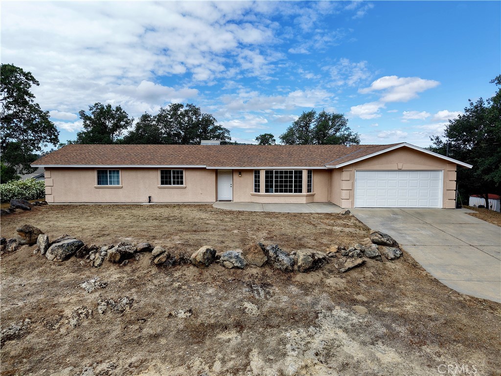 30142 Revis Road Coarsegold, CA 93614 - Photo 42 of 43 front view of a house with a yard