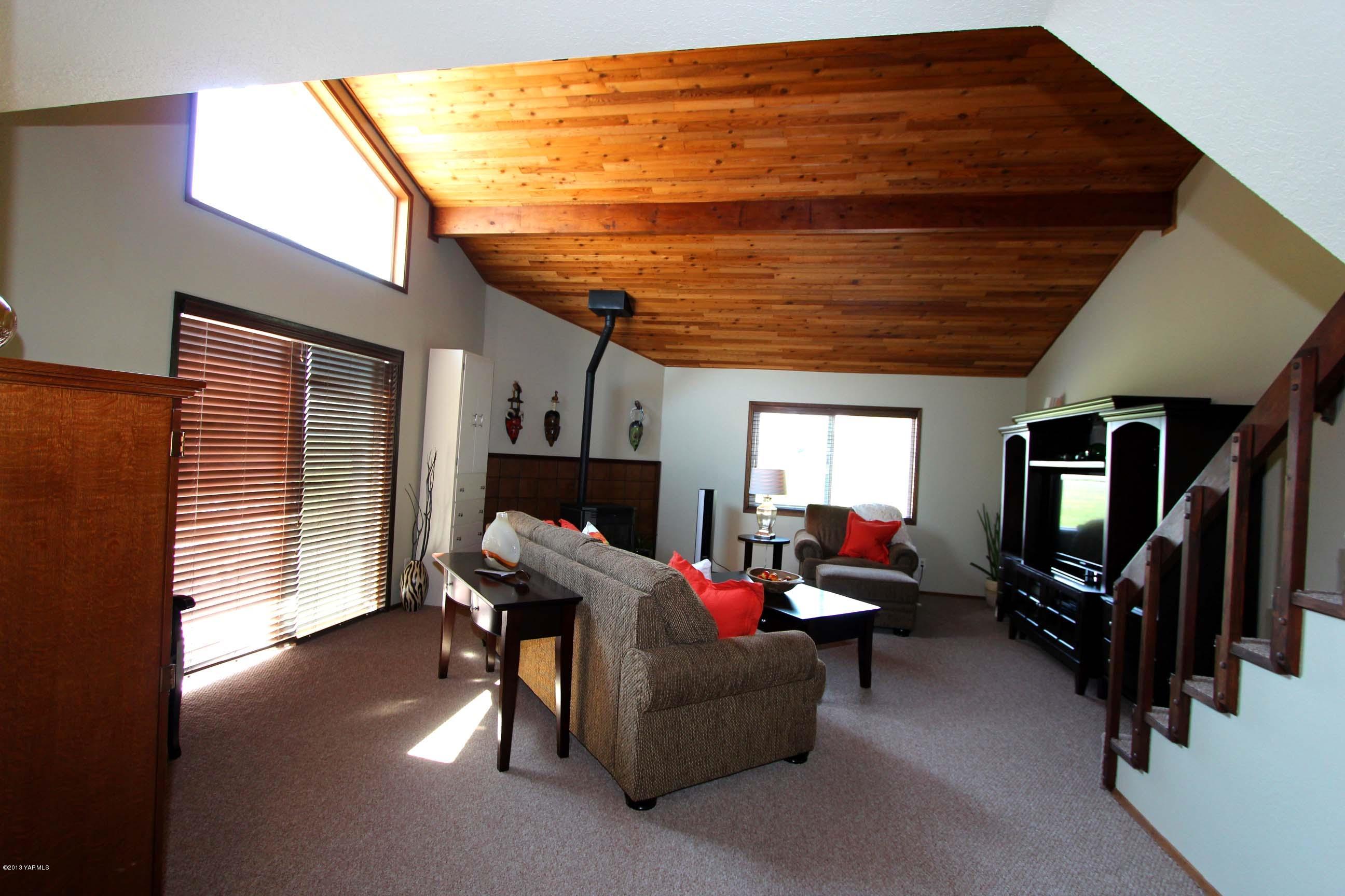170 Wilcox Road Cowiche, WA 98923 - Photo 11 of 39 a living room with furniture and a flat screen tv