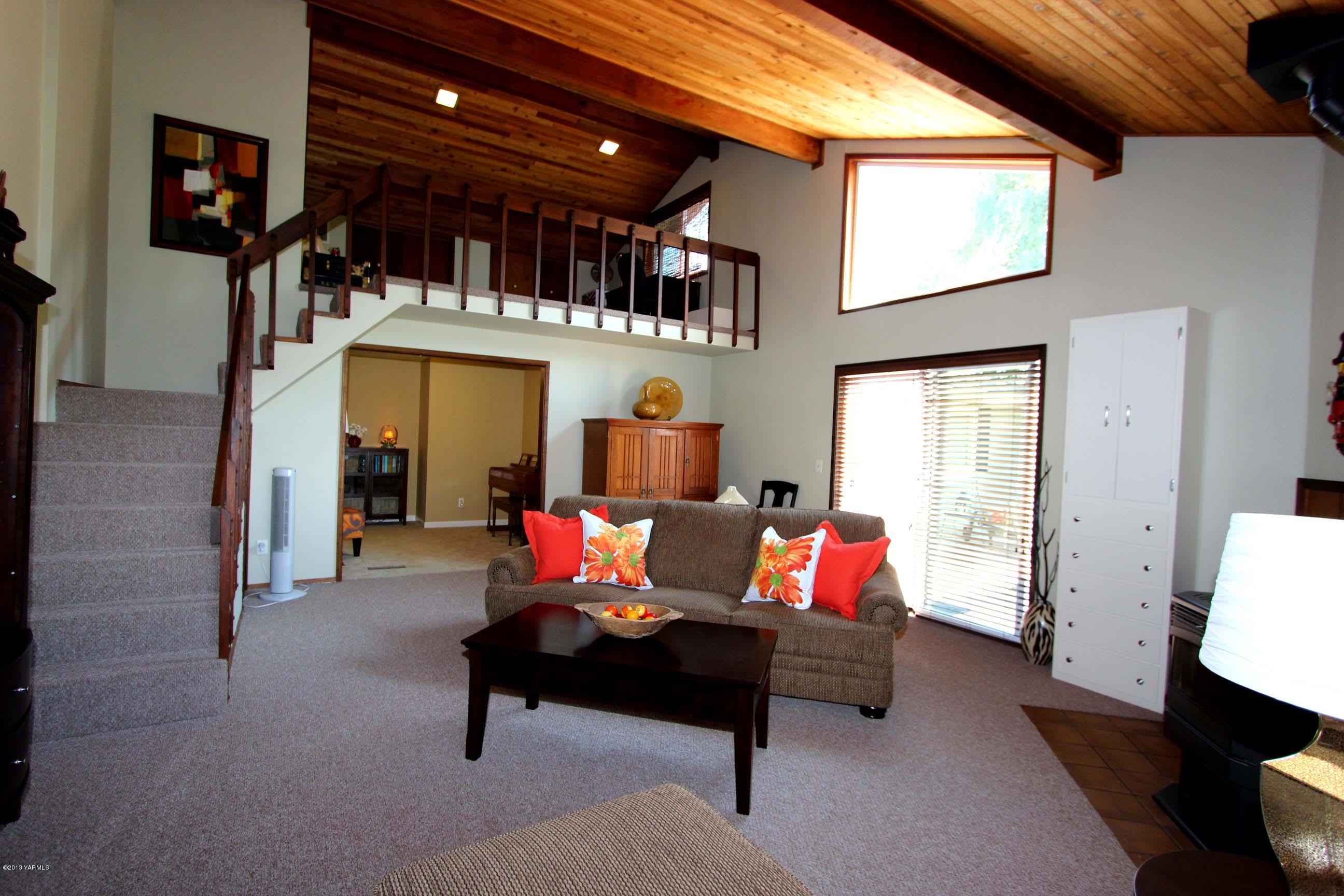 170 Wilcox Road Cowiche, WA 98923 - Photo 12 of 39 a living room with furniture and a window