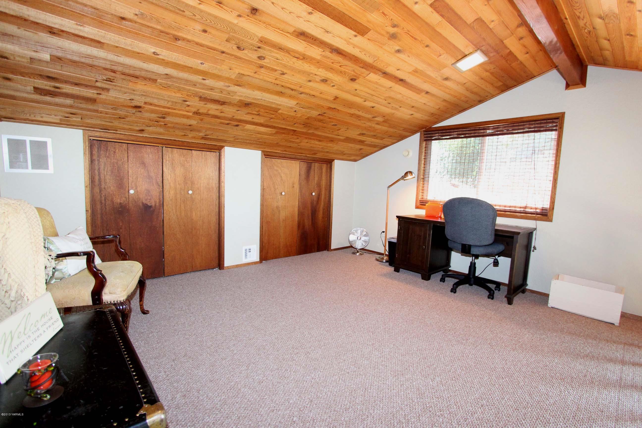 170 Wilcox Road Cowiche, WA 98923 - Photo 24 of 39 a bedroom with furniture and a window