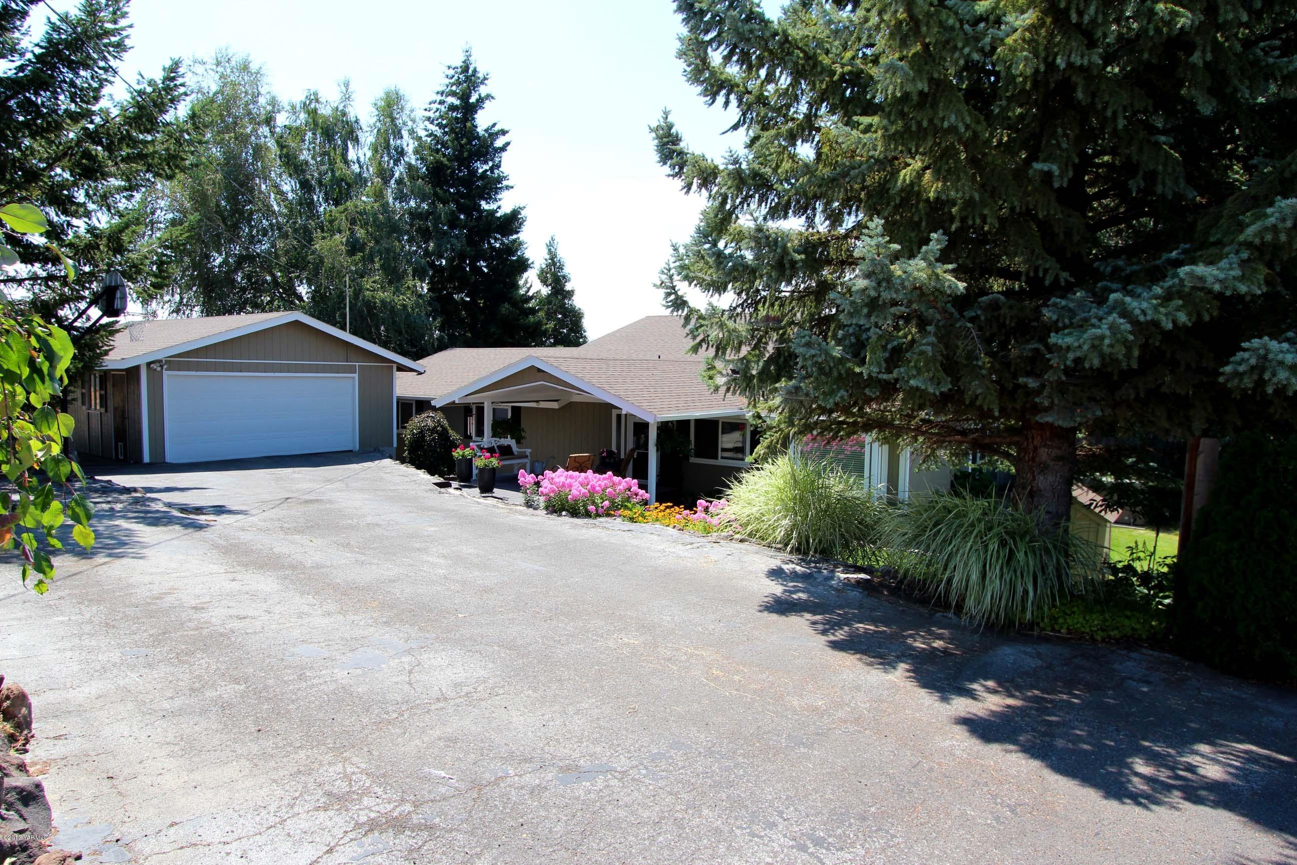 170 Wilcox Road Cowiche, WA 98923 - Photo 34 of 39 a front view of a house with a yard and garage
