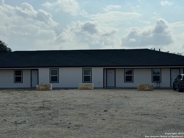 $625,000 | 1006 County Road 4516, Castroville, TX 78009