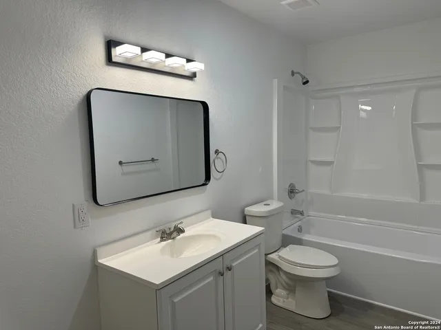 $625,000 | 1006 County Road 4516, Castroville, TX 78009