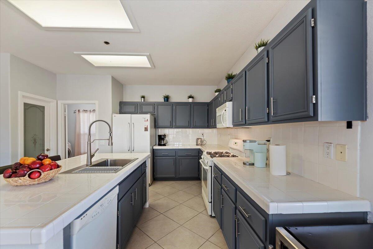 3982 Eastgate N Road Palm Springs, CA 92262 - Photo 11 of 55 a kitchen that has a sink and a stove