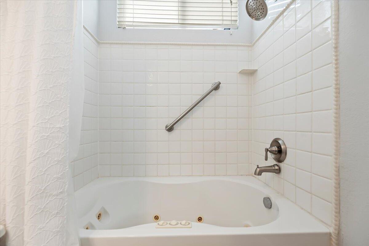 3982 Eastgate N Road Palm Springs, CA 92262 - Photo 27 of 55 a bathroom with a tub