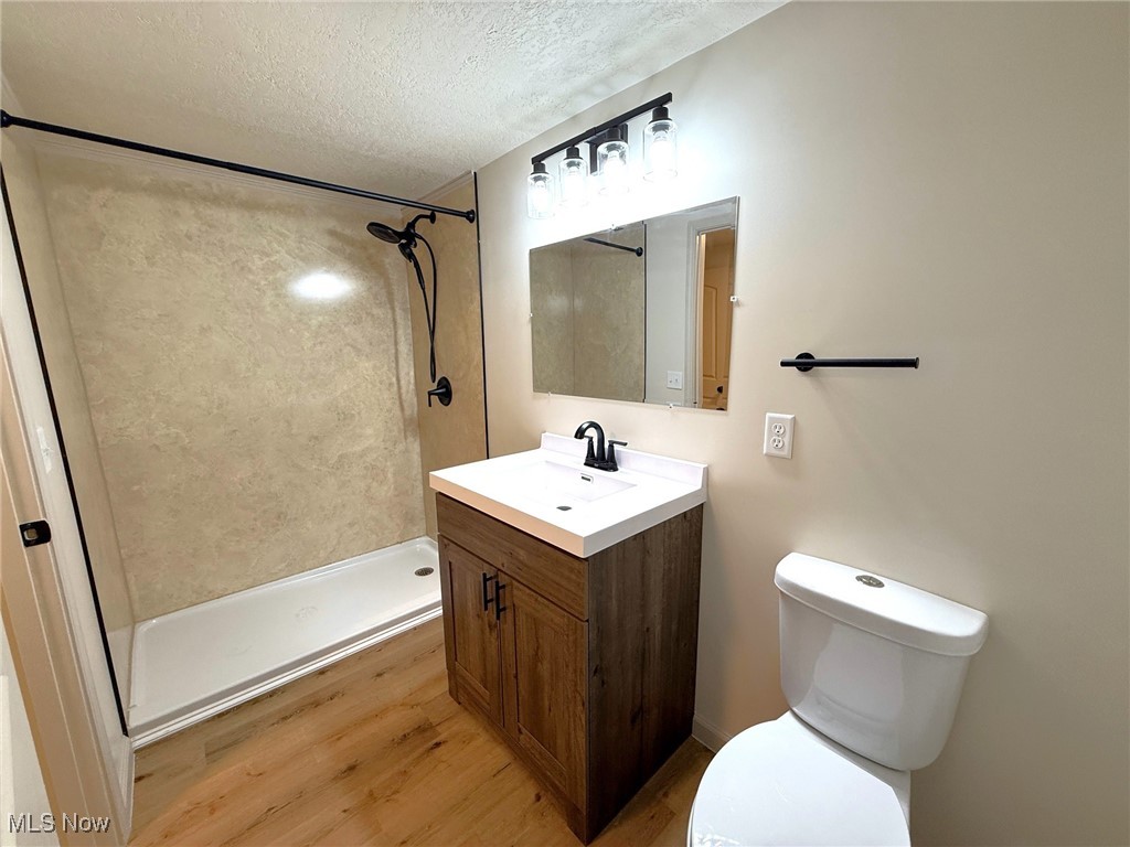1074 Ridge Road Vienna, OH 44473 - Photo 15 of 35 Bathroom near the bonus room / 4th bedroom