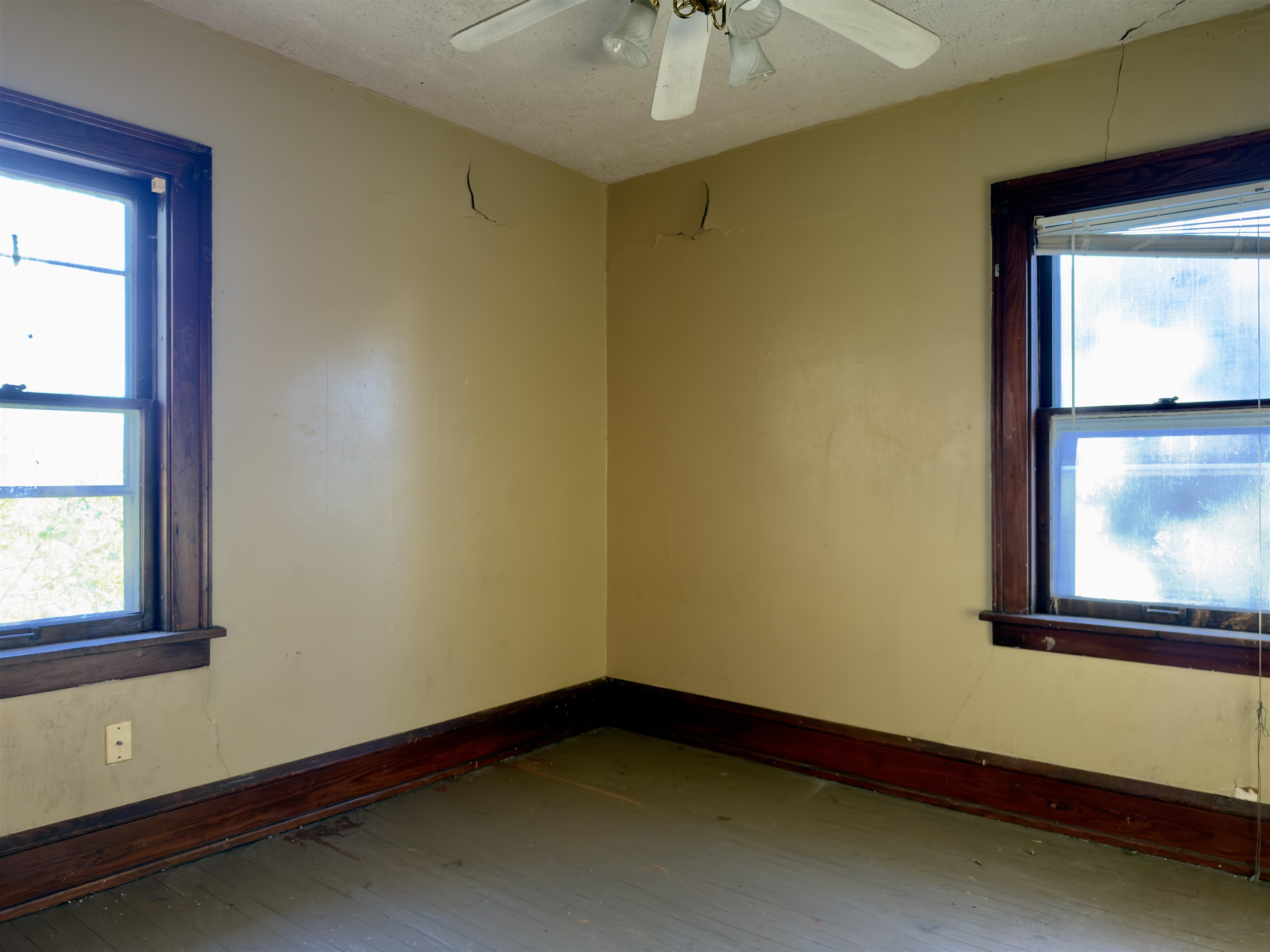 1315 4th Avenue Rockford, IL 61104 - Photo 12 of 14 a room with a window