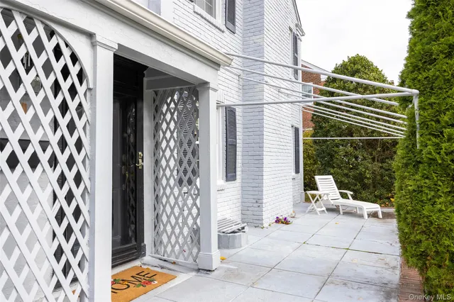 a view of entryway with patio