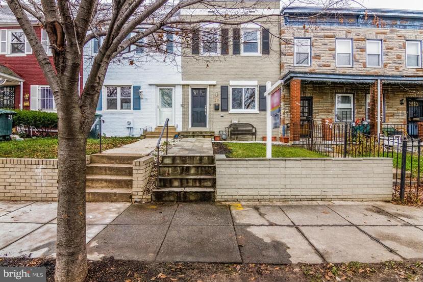 29 17th Street Southeast Washington, DC 20003 - Photo 2 of 30 a front view of a house with a garden