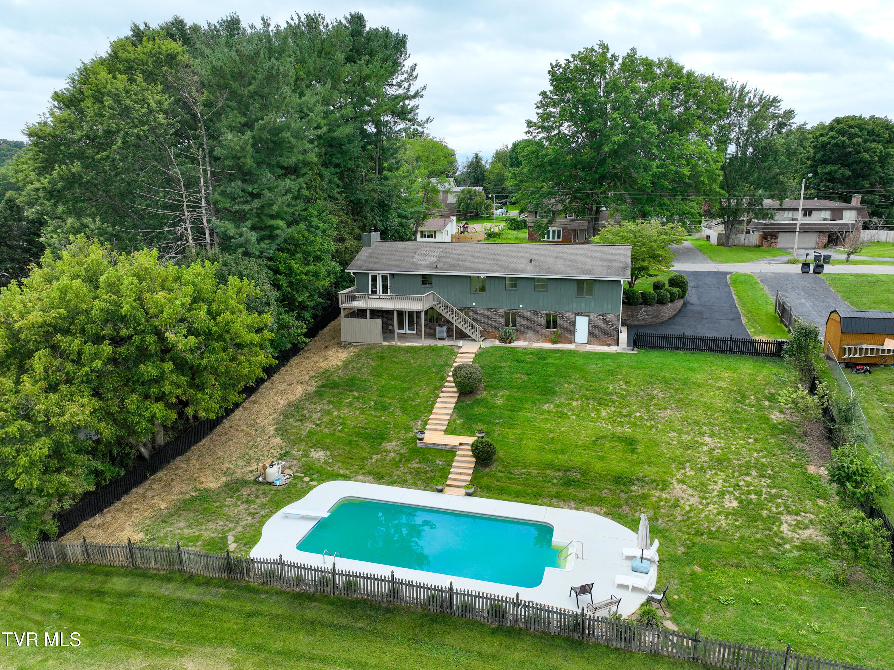 1109 Meadow Lane Kingsport, TN 37663 - Photo 3 of 54 KB Pool-11