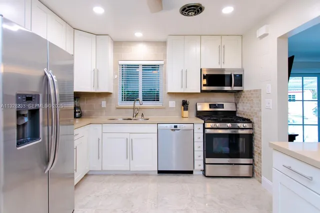 $9,000 | 809 South 17th Avenue, Hollywood, FL 33020